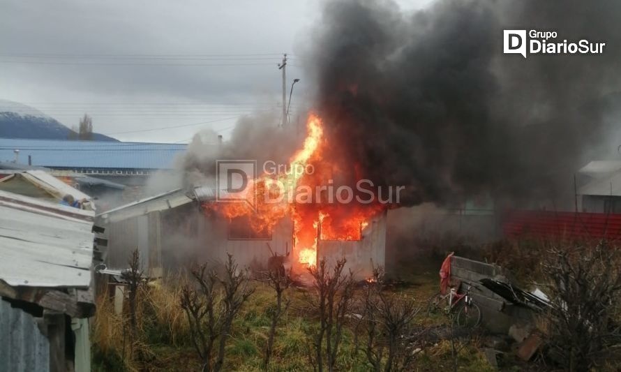 Incendio destruyó vivienda en Cochrane