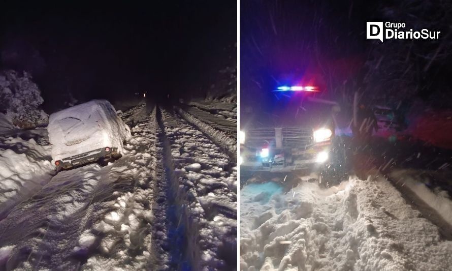 Bomberos realizó rescate bajo la nieve de auto desbarrancado