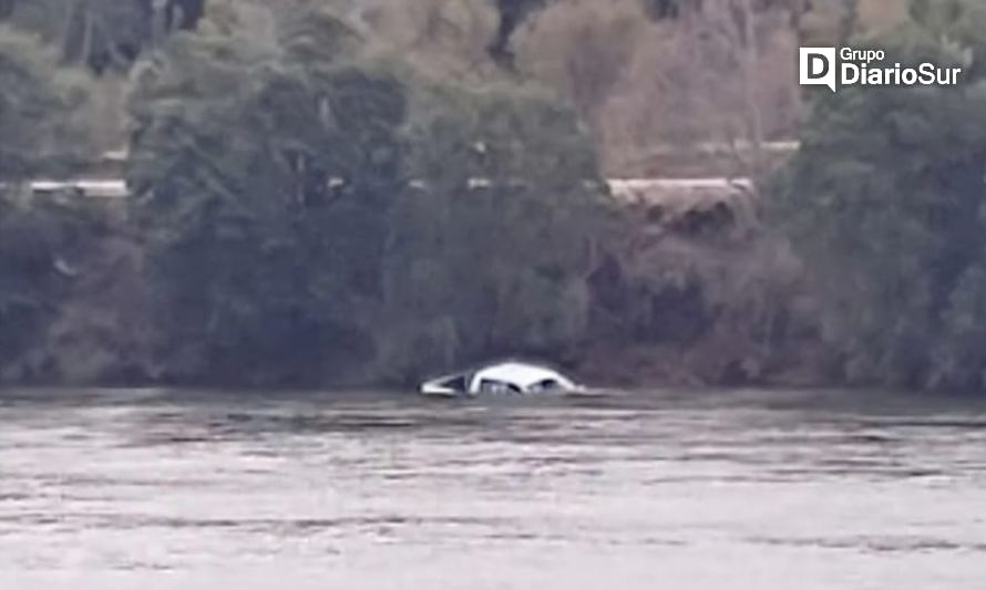 Vecinos avistan camioneta flotando en las aguas del río Aysén