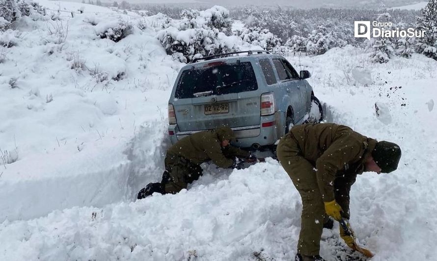 Carabineros asisten a conductores en Coyhaique Alto