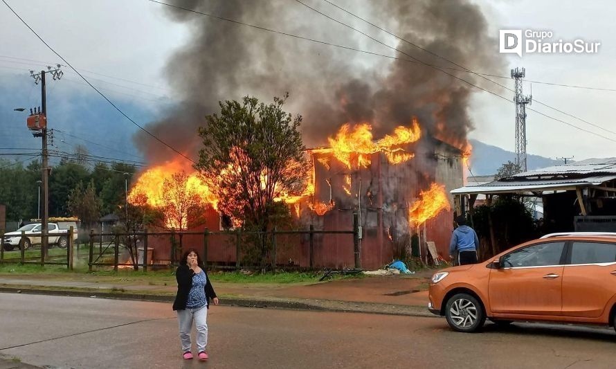 Tres bomberos lesionados en incendio de Puerto Cisnes