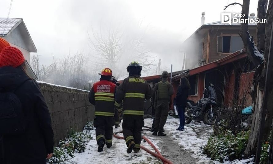 Trabajan en fuego en casa habitación de Coyhaique