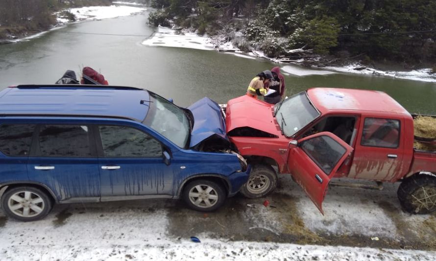 Colisión frontal en ruta Tortel-Cochrane deja tres lesionados