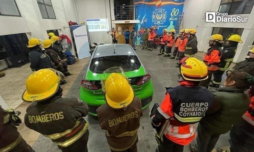 Bomberos de Coyhaique recibieron capacitación sobre emergencias en vehículos eléctricos