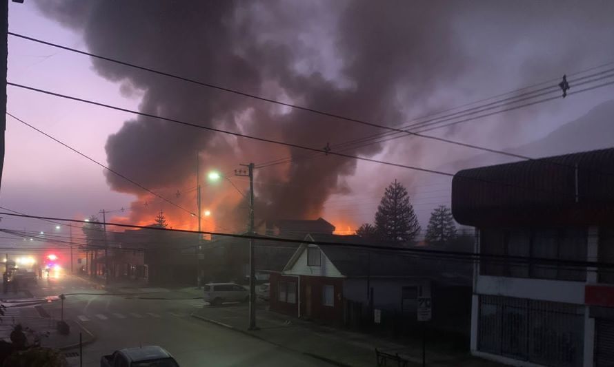 Bomberos continúa en combate de gran incendio en Puerto Aysén 