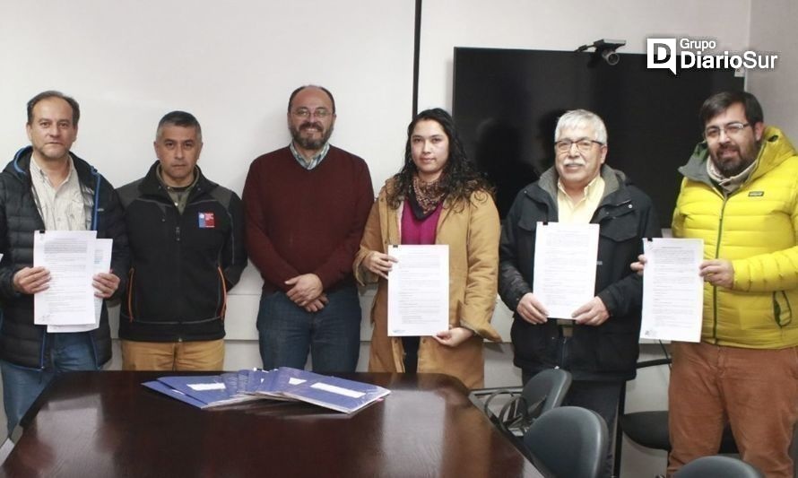 MOP firma contratos con empresas para conservación de caminos