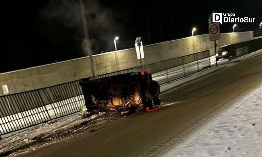 Vehículo se volcó a la altura de puente La Cruz