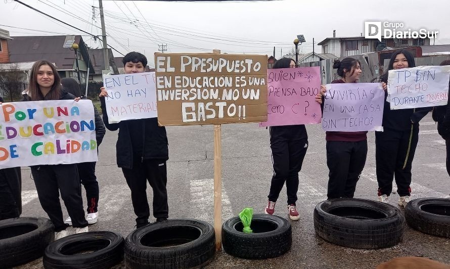 Alumnos del Liceo Politécnico de Aysén protestan por mejoras de infraestructura