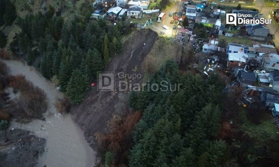 Peligroso socavón mantiene en alerta a vecinos de Coyhaique