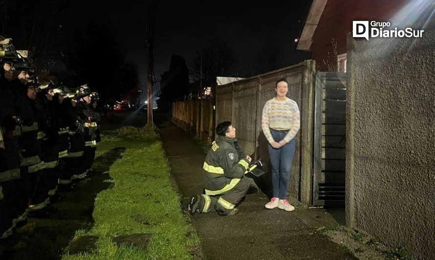 Patagón se luce con romántica pedida de mano al estilo bomberil