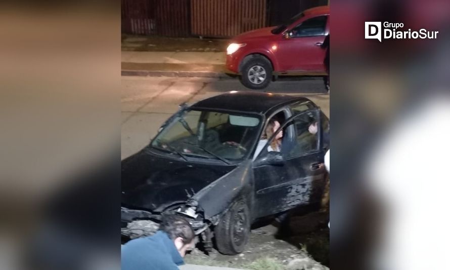 Dos personas lesionadas en choque de vehículo con un poste 