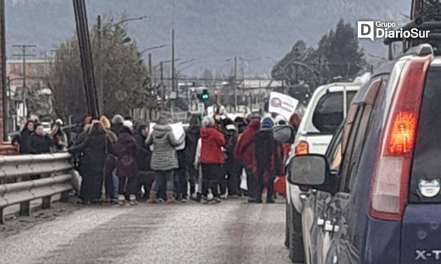 Asistentes de la educación cortaron el puente Ibáñez