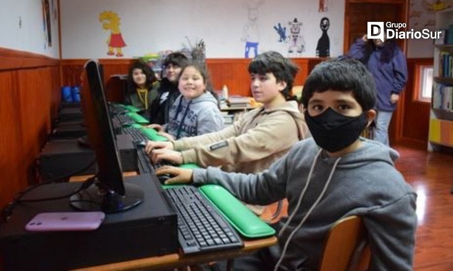 Alumnos de Melimoyu y Puerto Gala, felices con nuevos computadores