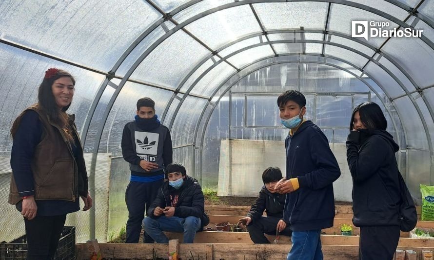 Alumnos coyhaiquinos aprenden trabajando la tierra