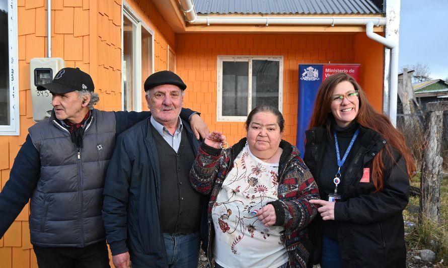 Adulto mayor de Villa O’Higgins recibió las llaves de su casa propia 