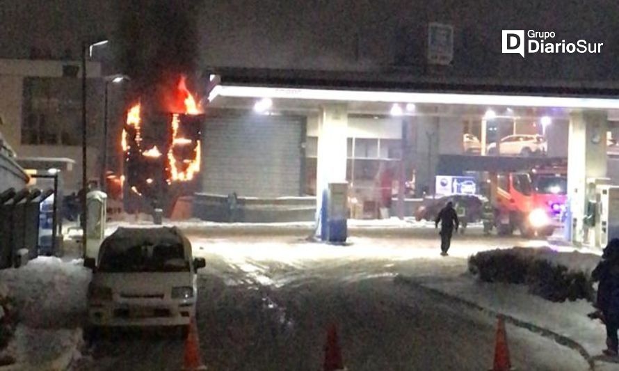 Bomberos trabaja en incendio en Coyhaique
