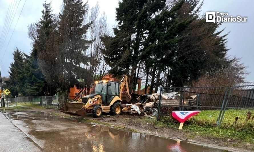 Seguridad Pública de Aysén demolió vivienda tomada por “okupas”