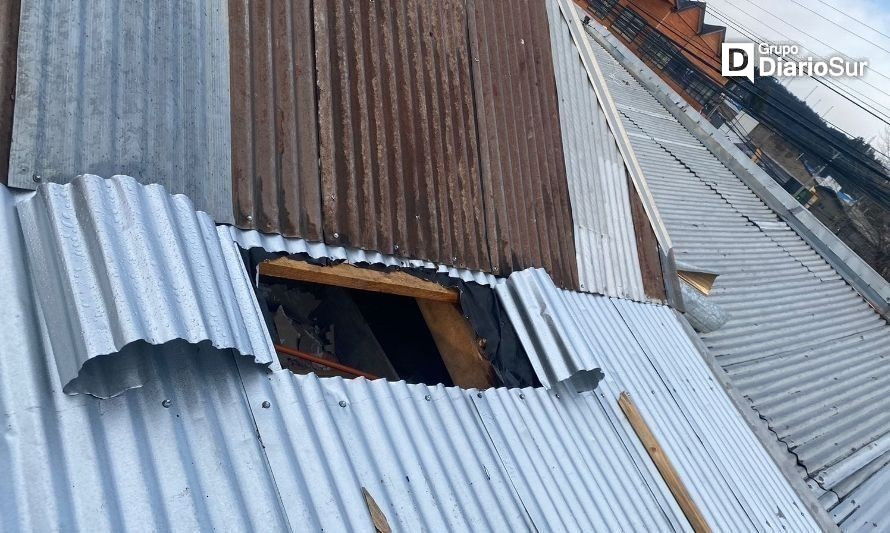 El primero de tres forados que los delincuentes realizaron para entrar al local. Tuvieron tiempo para trabajar en el corte de latas y maderas antes de ingresar. Crédito: Redes sociales de Casa Naranja.
