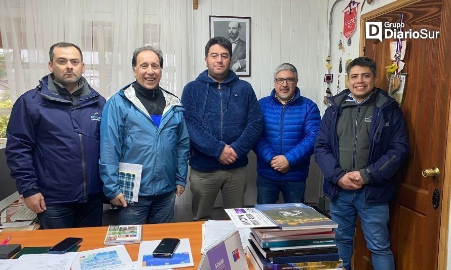 Enrique Runin, presidente de Emporcha, sostuvo un diálogo sobre conectividad y opciones de llevar cruceros a esa comuna con el alcalde Roncagliolo. Crédito: cedida.
