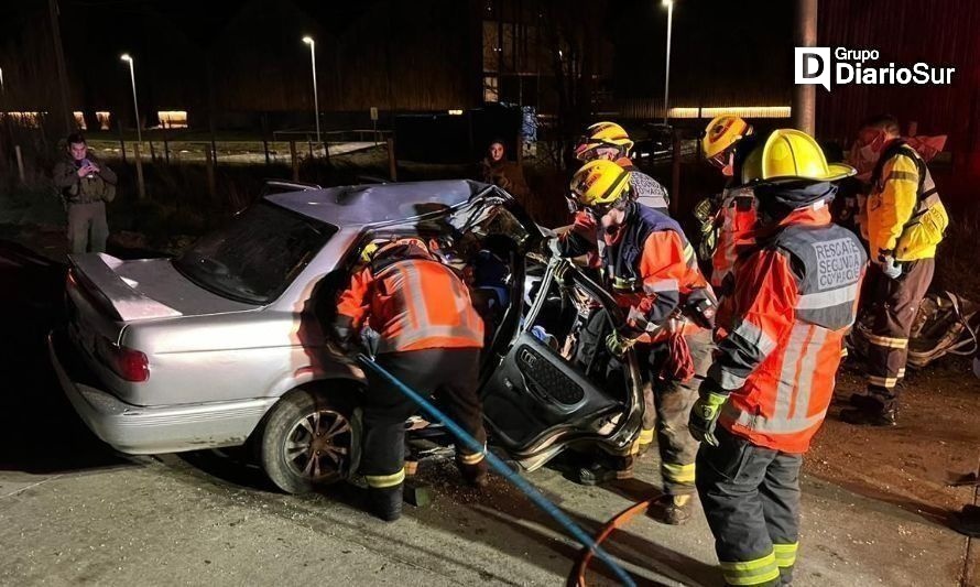 Violento choque contra un poste deja un lesionado en Coyhaique