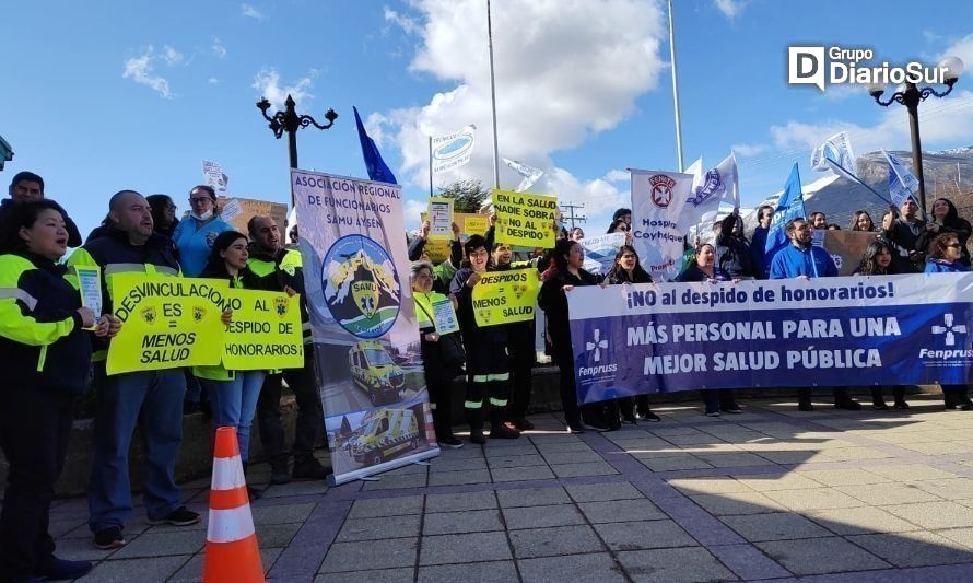 "Funcionarios covid" protestaron en frontis del Hospital de Coyhaique