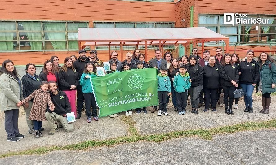 Escuela Gabriela Mistral recibe certificación ambiental