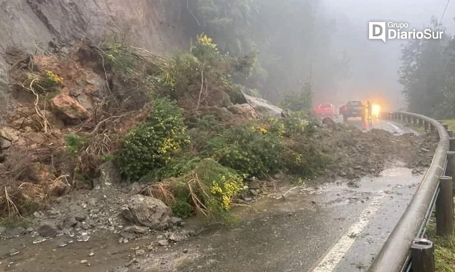 Derrumbe en Hualaihué complica los traslados en la zona