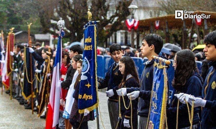 ¡Todavía hay Patria!: Estudiantes ayseninos desfilaron bajo la lluvia