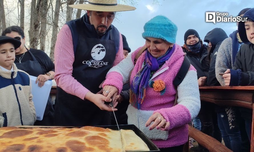 En Cochrane cocinaron la empanada más grande la Patagonia