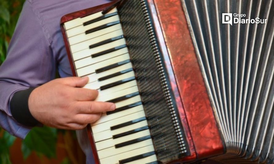 Guaitecas culmina las fiestas con evento de canto folclórico