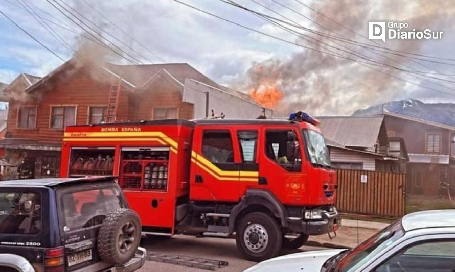 Incendió deja serios daños en conocido hostal coyhaiquino