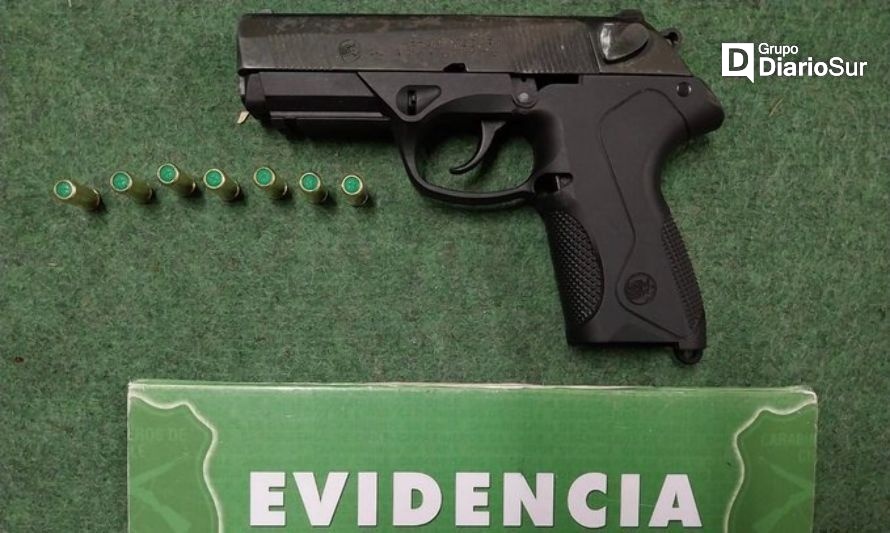 Sujeto huyó de Carabineros y arrojó arma de fogueo a una casa