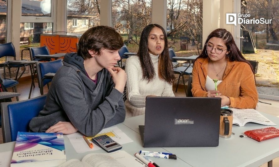 UAysén llama a postular a beneficios estudiantiles