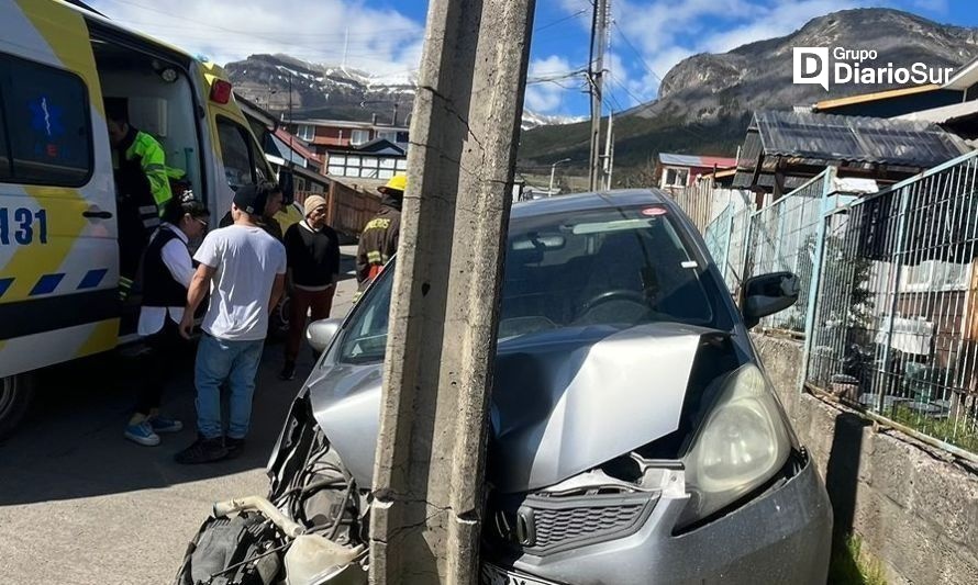 Dos lesionados tras colisión y choque con un poste