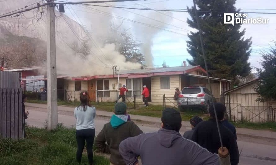 Incendio afecta a entretecho de casa en Coyhaique