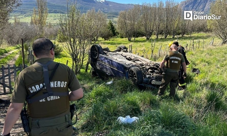 Insólito: vehículo se volcó y ocupantes huyeron