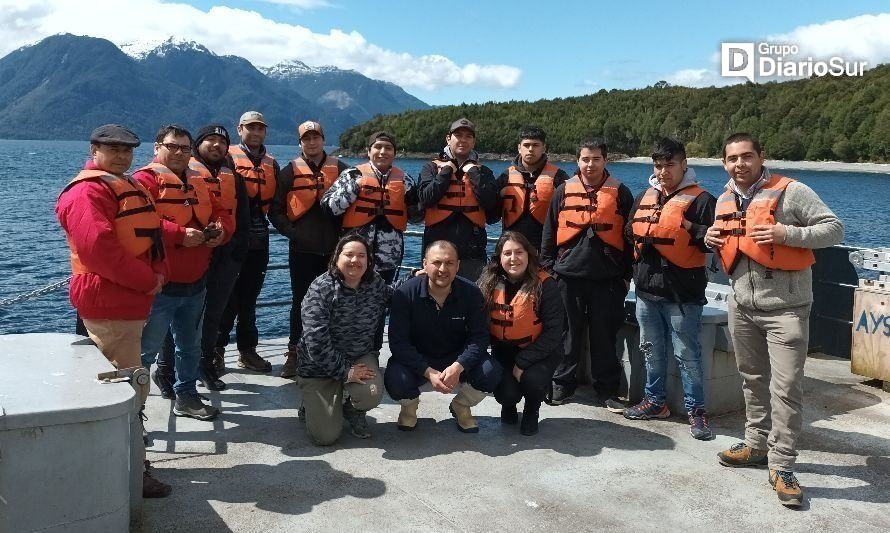 Estudiantes visitaron centro de cultivo de AquaChile en Aysén