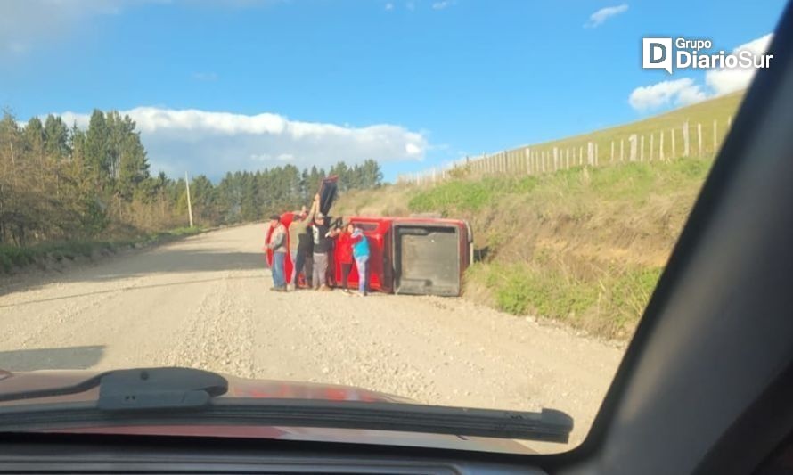 Coyhaique: camioneta volcó camino a Villa Ortega