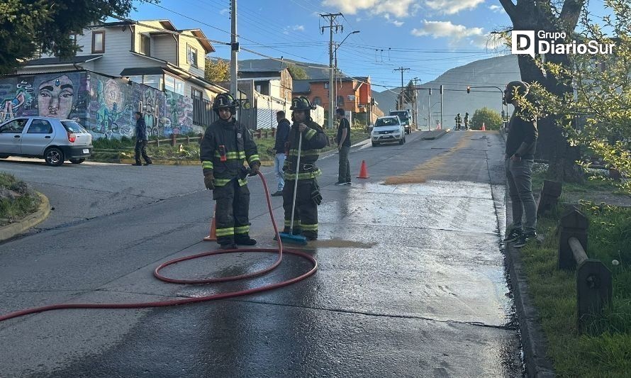 Derrame de combustible obliga cierre de calle en Coyhaique