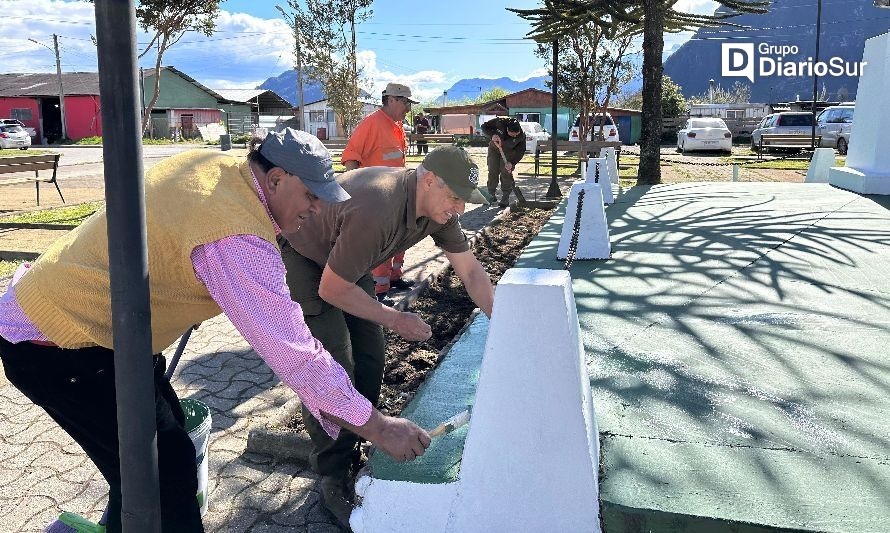 Carabineros y vecinos hermosearon plaza en Puerto Aysén