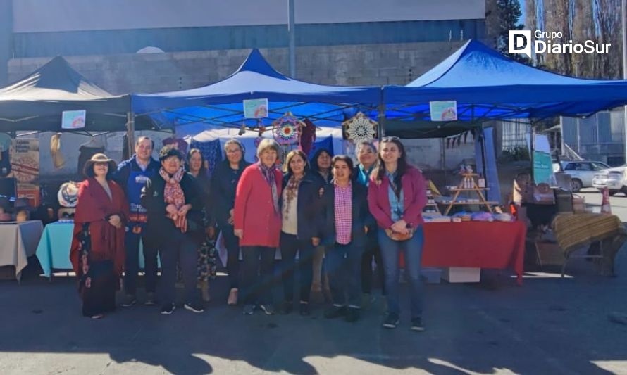 La seremi de la Mujer y la Equidad de Género, Andrea Méndez Valenzuela, resaltó la importancia de crear espacios de comercialización. Crédito: Cedida