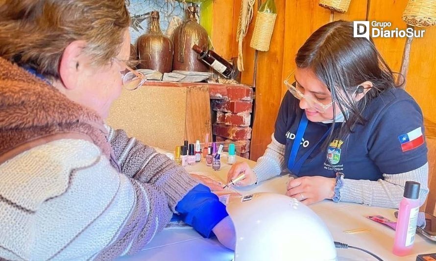 Hicieron manicure a las asistentes. Crédito: Facebook municipalidad de Coyhaique.