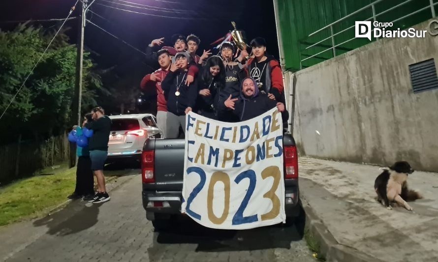 Jóvenes de islas Huichas ganaron torneo de futsal mixto