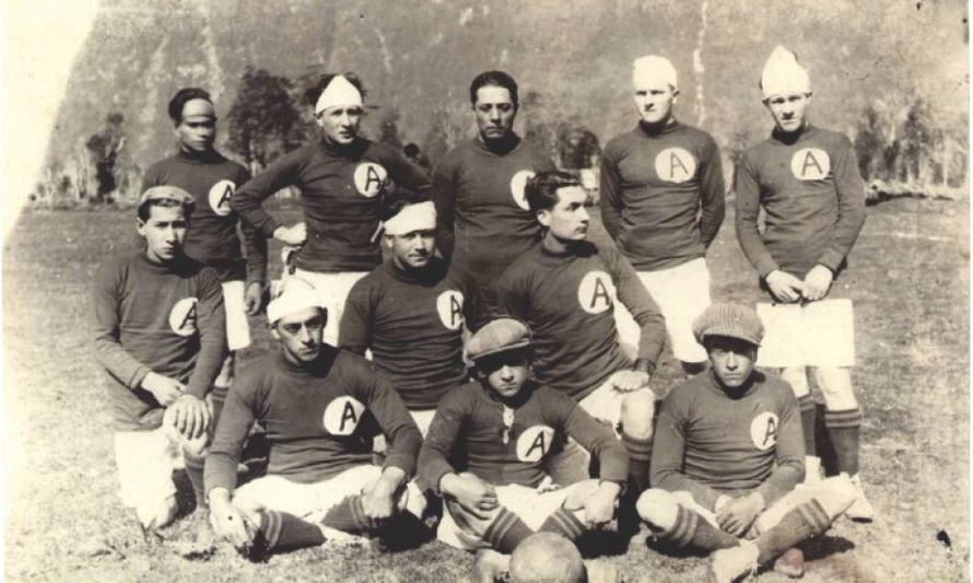 Al equipo de los peones de la estancia lo entrenaba Enrique Puppo Landusch. La foto está en el Museo Regional de Aysén.