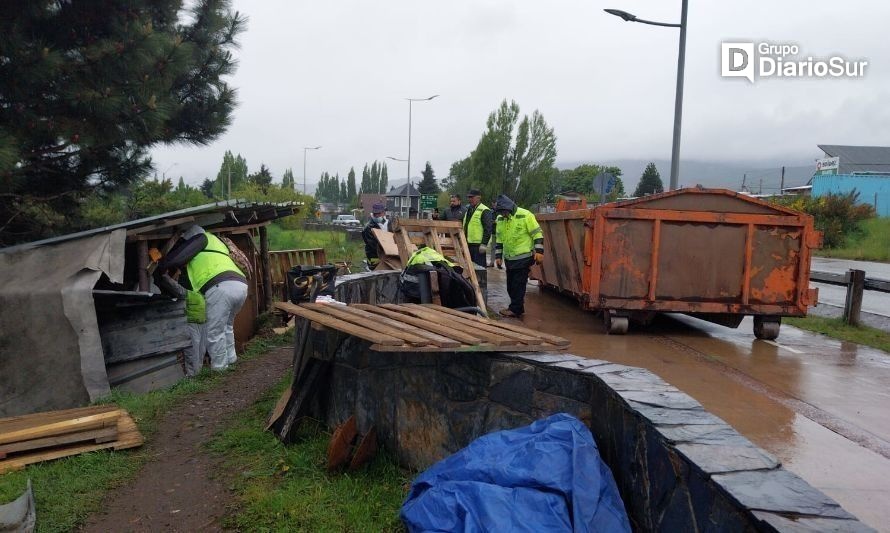 Municipio desarmó mediagua de calle Bypass de Coyhaique