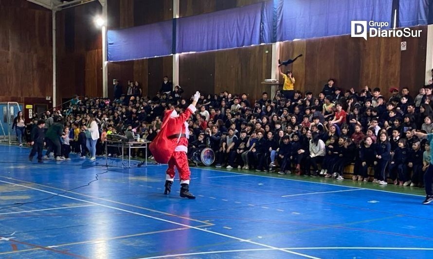 Viejito Pascuero visita colegios de Puerto Aysén