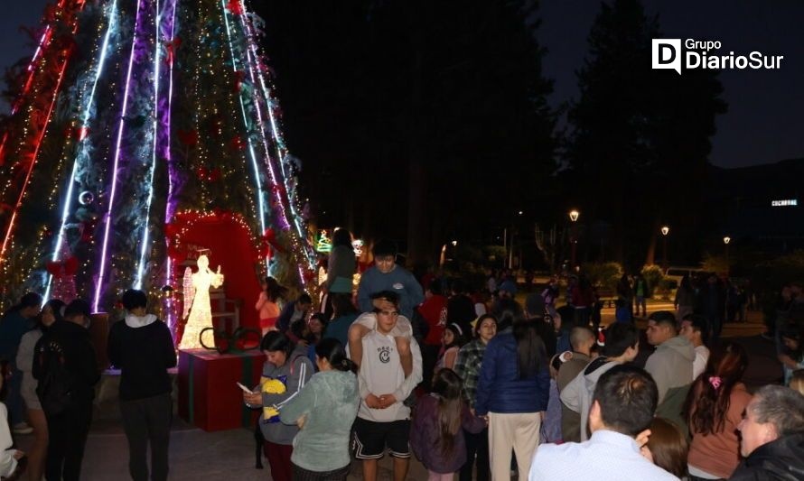 Cochrane celebró junto a la comunidad el encendido de su árbol de Navidad