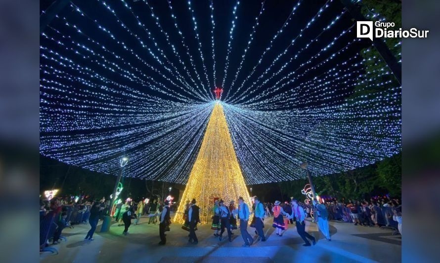 Puerto Aysén vuelve a sorprender con majestuoso árbol de Navidad