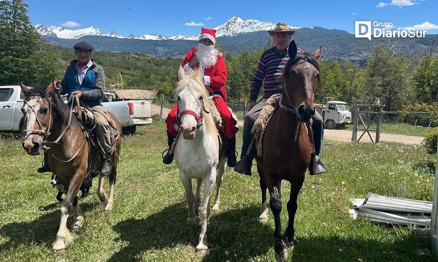 Viejito Pascuero llegó a caballo a celebrar la Navidad en localidades de Cochrane
