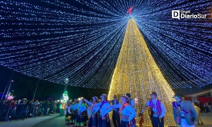 Puerto Aysén iluminó la noche con su árbol navideño